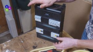 Dennis helpt met elektriciteit