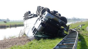 Vrachtwagen met aardappelen omver op N9