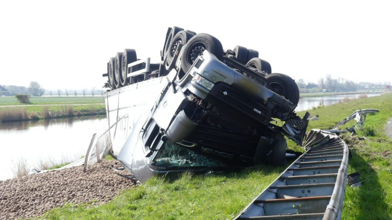 Vrachtwagen met aardappelen omver op N9