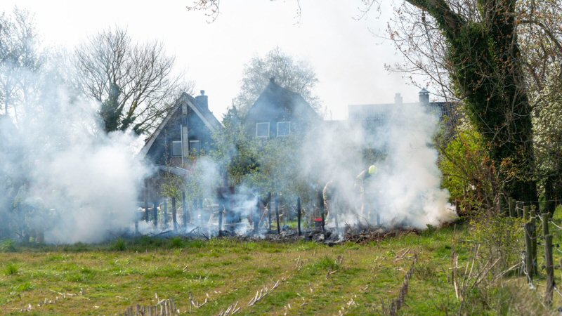 Brandweer blust brandje in Den Oever