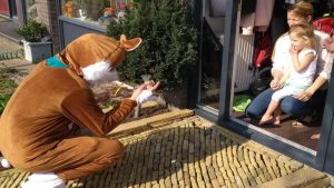 Paashaas langs de deuren in Hoep Zuid
