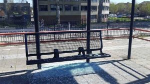 Minderjarige jongeren slopen abri in Schagen