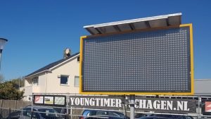 Tekstkar bij afvalbrengstation