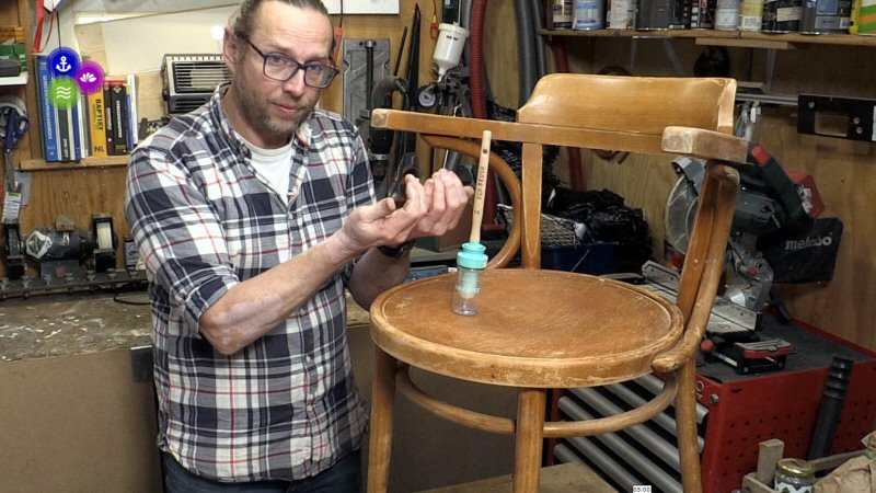 Dennis knapt een oude stoel op (2)