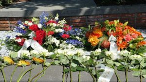 Bloemisten leggen bloemen voor u op 4 mei