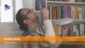Dennis hangt een lamp op