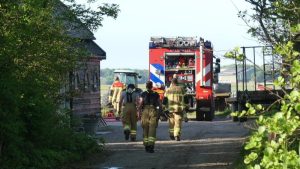 Politie helpt de brandweer