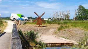 Stalen miniatuur strijkmolen in Kolhorn