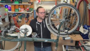 Dennis vervangt een fietsband
