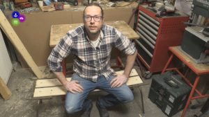 Dennis maakt van twee oude stoelen een bankje