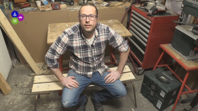 Dennis maakt van twee oude stoelen een bankje