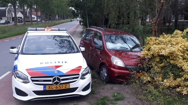Gestolen auto klemgereden in Wieringerwaard