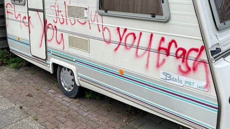 Boefjes spelen met spuitbus