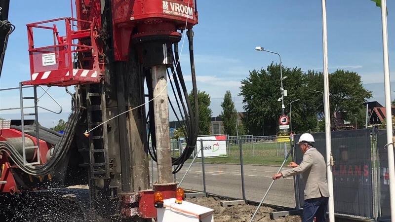 Eerste paal nieuwbouw Vezet de grond in