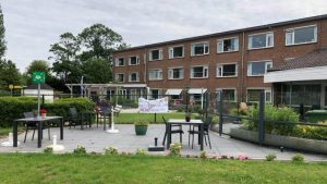De Bron steunt Zandstee via spandoek