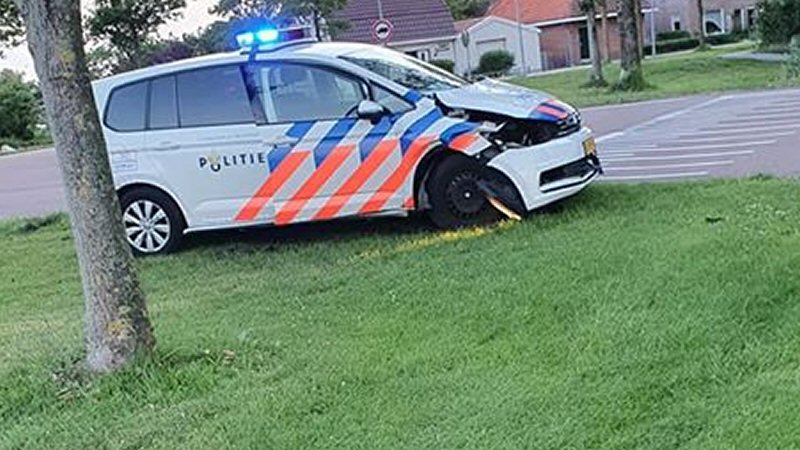 Schade aan politieauto in ‘t Zand