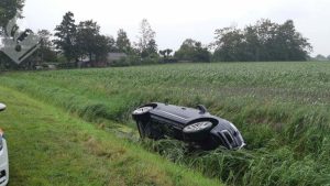 Auto in sloot, niemand gewond