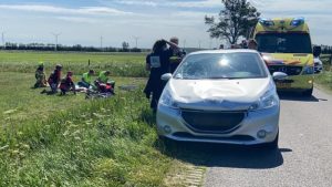 Wielrenner bovenop auto Hippolytushoef