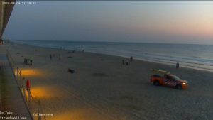Rode vlag langs hele kust