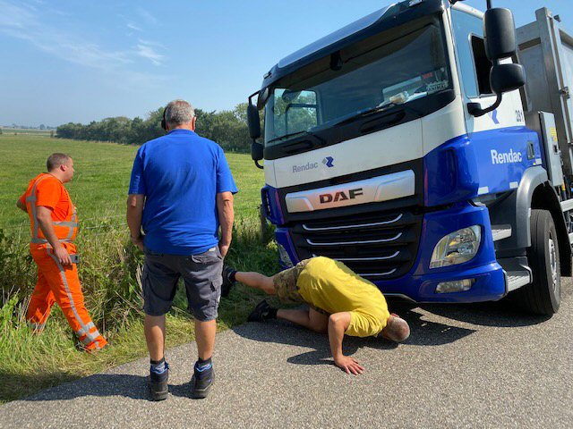Vrachtwagen Hippolytushoef bijna gekanteld