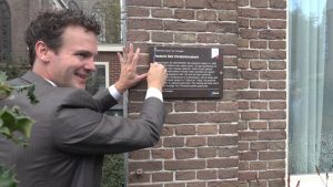Zegen voor informatiebord monument