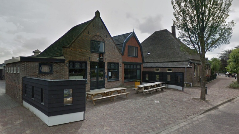 Jeugd Tuitjenhorn viert feest: café moet dicht