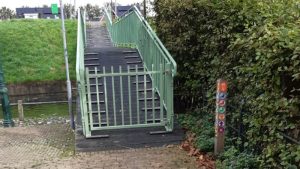 Gemeente plaatst hek bij brug Kolhorn