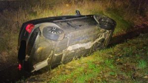 Auto belandt in sloot in Wieringerwerf
