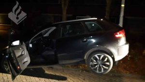 Onder invloed tegen boom gereden