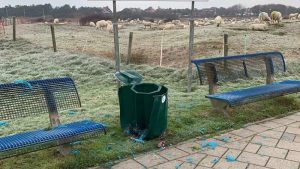 Prullenbak in Callantsoog vernield