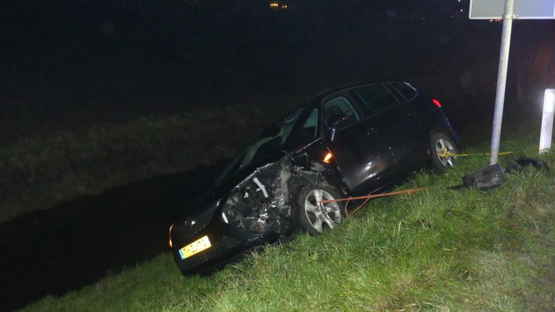 Auto bijna te water langs N248