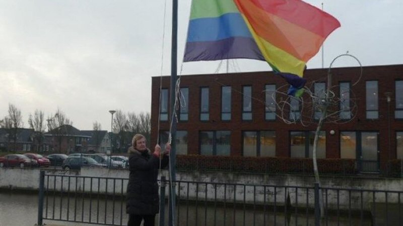 Wethouder Mary van Gent hijst regenboogvlag