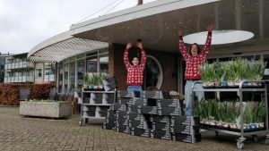 Twee vrienden zetten ouderen in het zonnetje