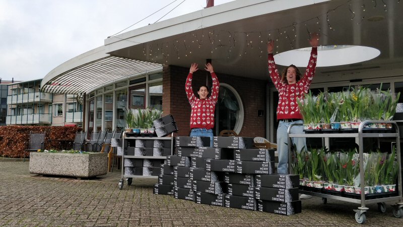 Twee vrienden zetten ouderen in het zonnetje