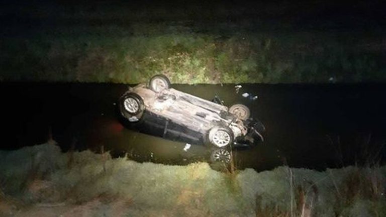 Auto op z’n kop in sloot Krabbendam