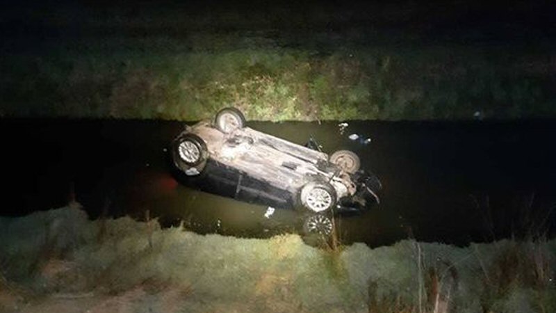 Auto op z’n kop in sloot Krabbendam