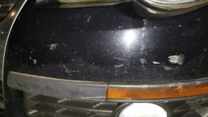 Scooter rijdt tegen auto en vertrekt