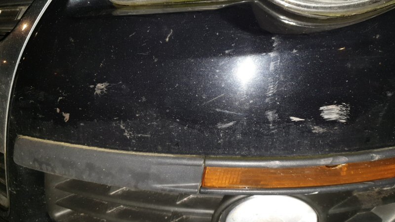 Scooter rijdt tegen auto en vertrekt