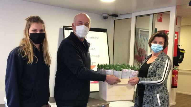 Zandstee krijgt tulpen van Bloemrijk Schagen