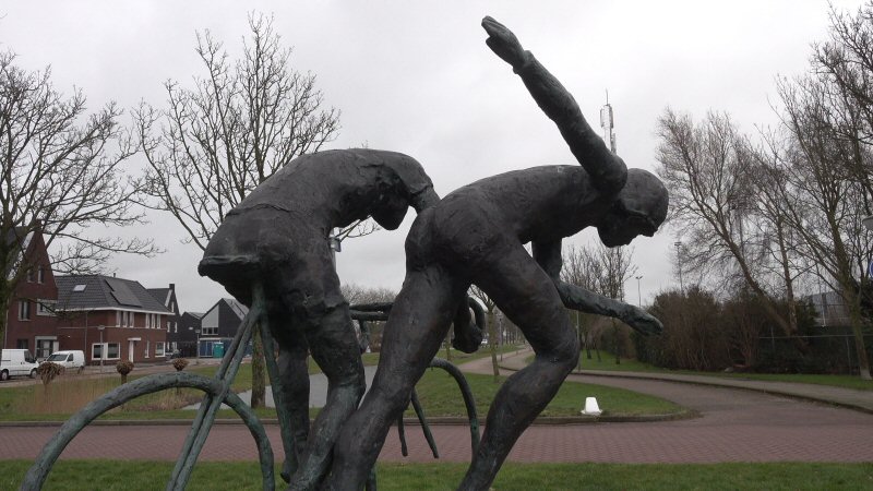 Spanning benen gaat bij schaatser de bil in