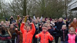Kinderen trotseren kou om lekker te bewegen