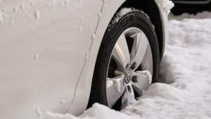 Auto’s stranden door sneeuwduinen en gladheid