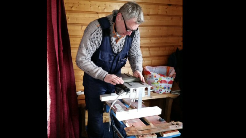 Grote drukte bij schaatsenslijper Hans