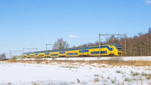 Treinen rijden langzaam door schaatsers