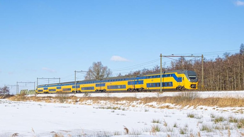 Treinen rijden langzaam door schaatsers