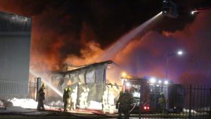 Zeer grote brand in bedrijfspand in Winkel