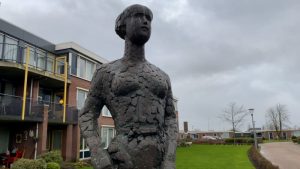Sabine houdt haar rokken omhoog