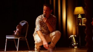 Cabaretier Joost Klercq in ‘Met de deur Open’