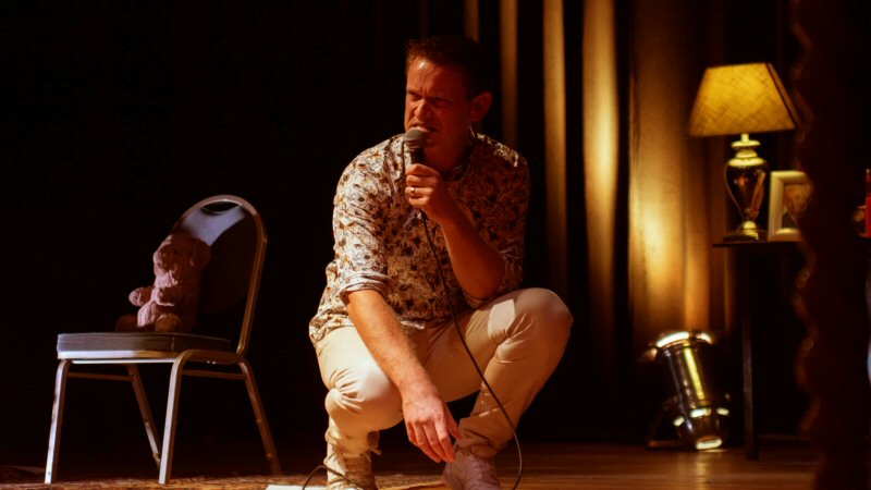 Cabaretier Joost Klercq in ‘Met de deur Open’