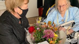 Mevrouw Van der Es blaast 108 kaarsjes uit